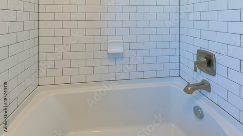 Foto Panorama Alcove bathtub with white subway tile surround with black grout