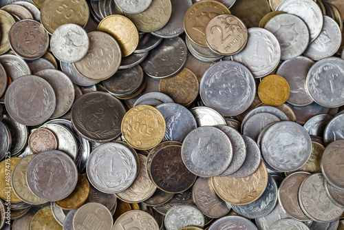 Foto Coins turkish different, kurushi and lira, old numismatic collectibles in bulk, top view