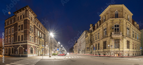 centrum miasta Koźle w Polsce w nocy ze starymi kamienicami