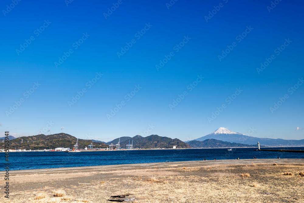 静岡県の三保真崎海岸から駿河湾越しの冬の富士産
