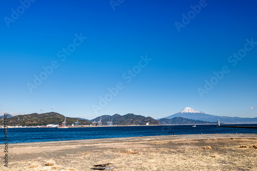 静岡県の三保真崎海岸から駿河湾越しの冬の富士産 