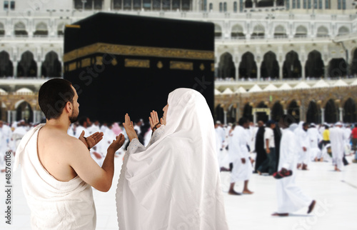 Bild auf Leinwand muslim pilgrim in white traditional clothes , high quality