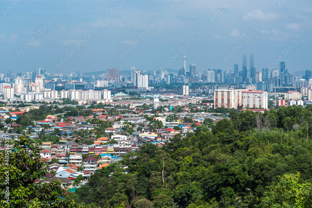 Obraz premium Kuala Lumpur skyline seen from Bukit Tabur Mountain, Malaysia, Southeast Asia