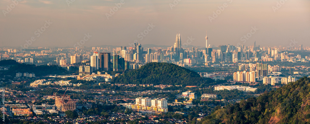 Obraz premium Kuala Lumpur skyline seen at dawn from Bukit Tabur Mountain, Malaysia, Southeast Asia