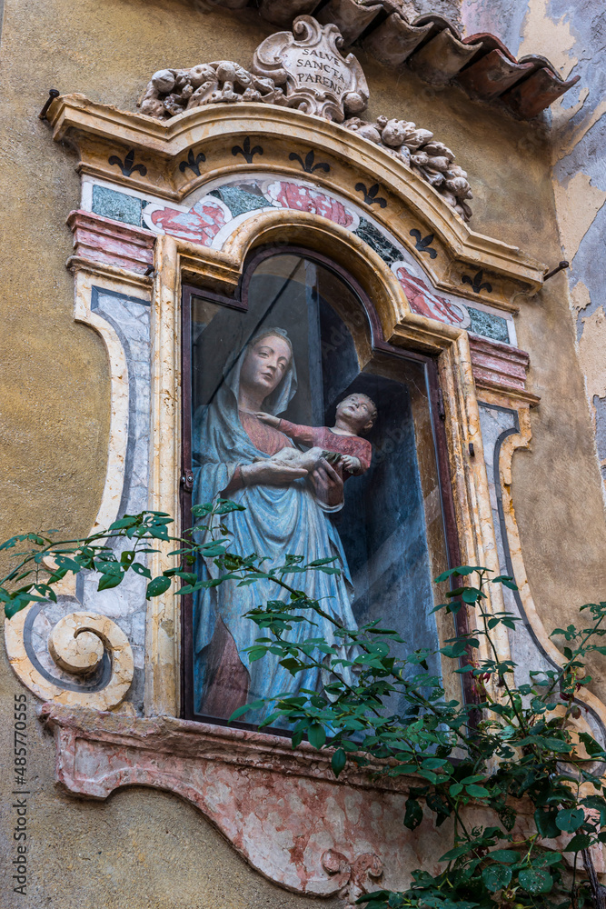 Heiligenfigur mit Kind in einer Gasse in Italien