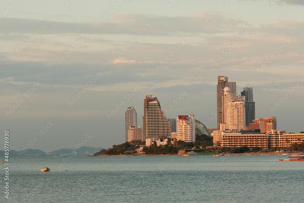 Obraz premium Moderm city on horizon and sea