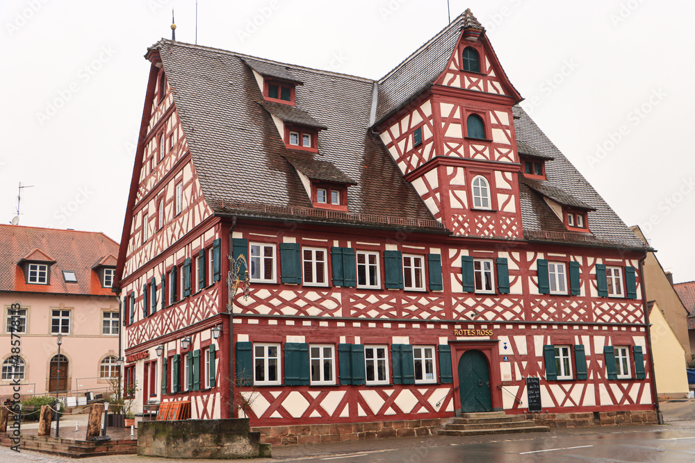 Fränkisches Fachwerkkleinod; Historische Fürstenherberge, das Gasthaus zum Roten Ross in Großhabersdorf