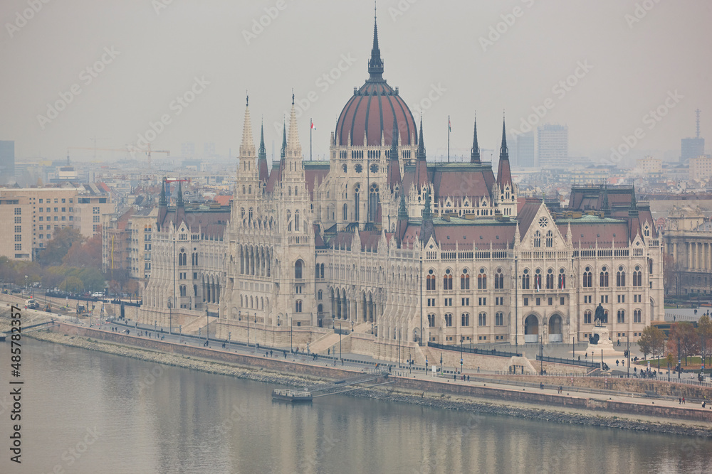Obraz premium Hungarian parliament and Danube river. Foggy day in Budapest