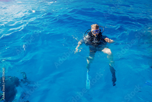 Diver man with scuba diving blue water sea Fototapet