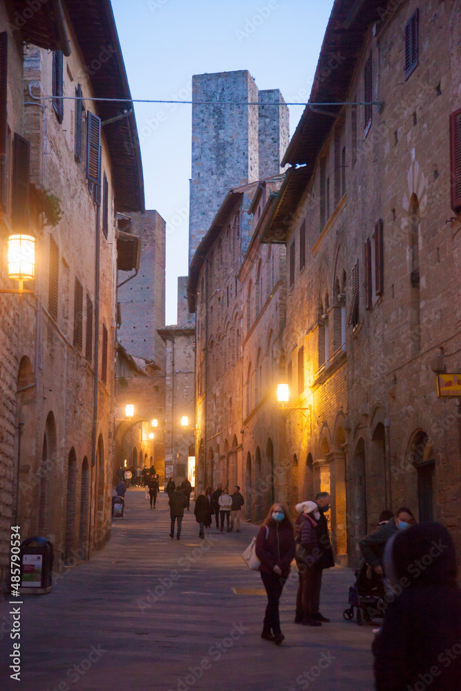 Italia, Toscana, Siena, il paese di San Gimignano con luci della sera.