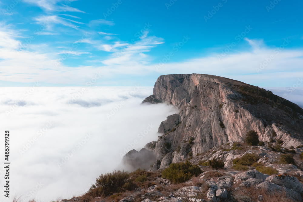 Fototapeta premium Mer de Nuage & Montagne Sainte Victoire