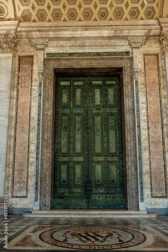 Tür einer Kirche  © Olga
