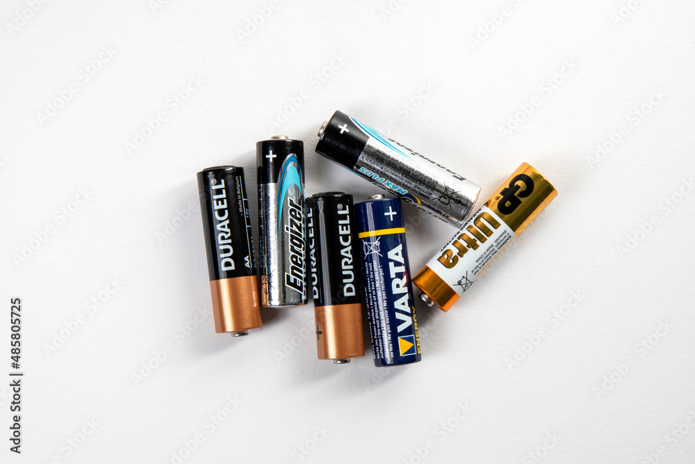 Duracell, Varta, Energizer, GP Ultra AA alkaline batteries are on white  background foto de Stock | Adobe Stock