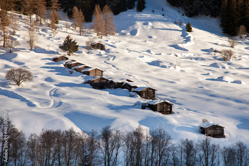 Hameau de petits chalets de bois dans la vallée enneigée du Lotschentall