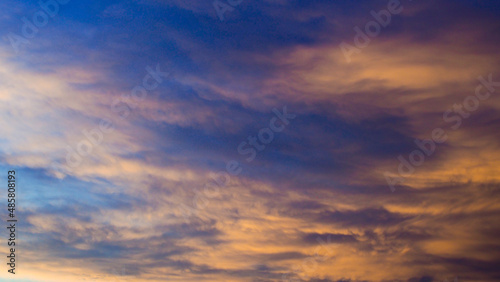 Ciel jaunâtre à l'aspect tourmenté, pendant le crépuscule.  Une instabilité résiduelle persiste © Anthony
