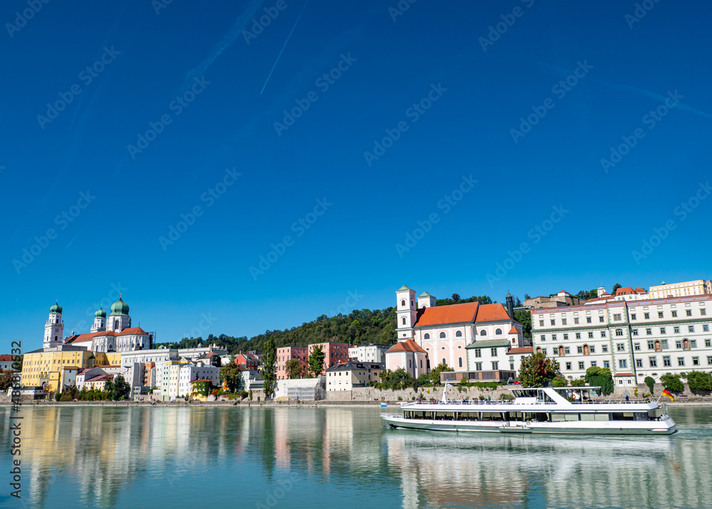 Panoramablick im Sommer auf die Stadt Passau am Inn