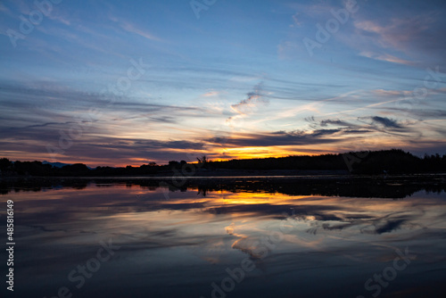Obraz na płótnie sunset over the lake w salonie