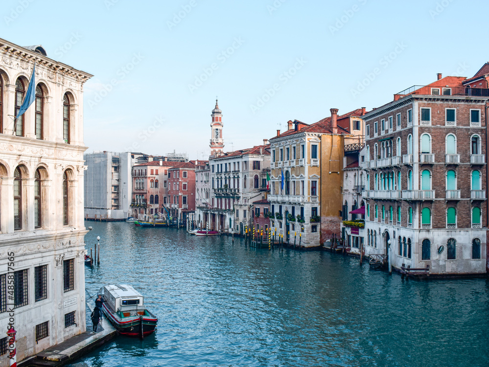 Obraz premium Canal infinito que atravessa Veneza