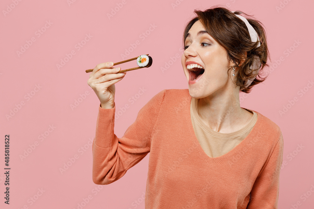 Φωτογραφία Young satisfied happy cool fun caucasian woman 20s wear casual clothes hold in h
