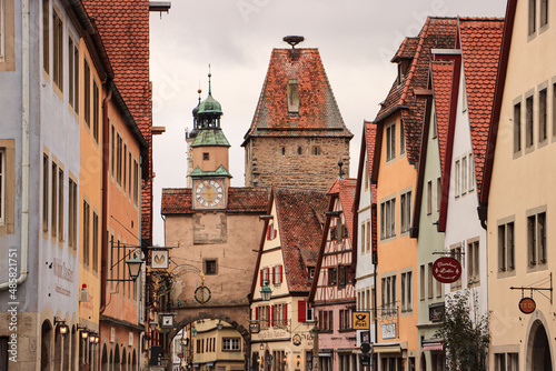 Romantisches Rothenburg; Blick durch die Rödergasse zum Röderbogen und Markusturm