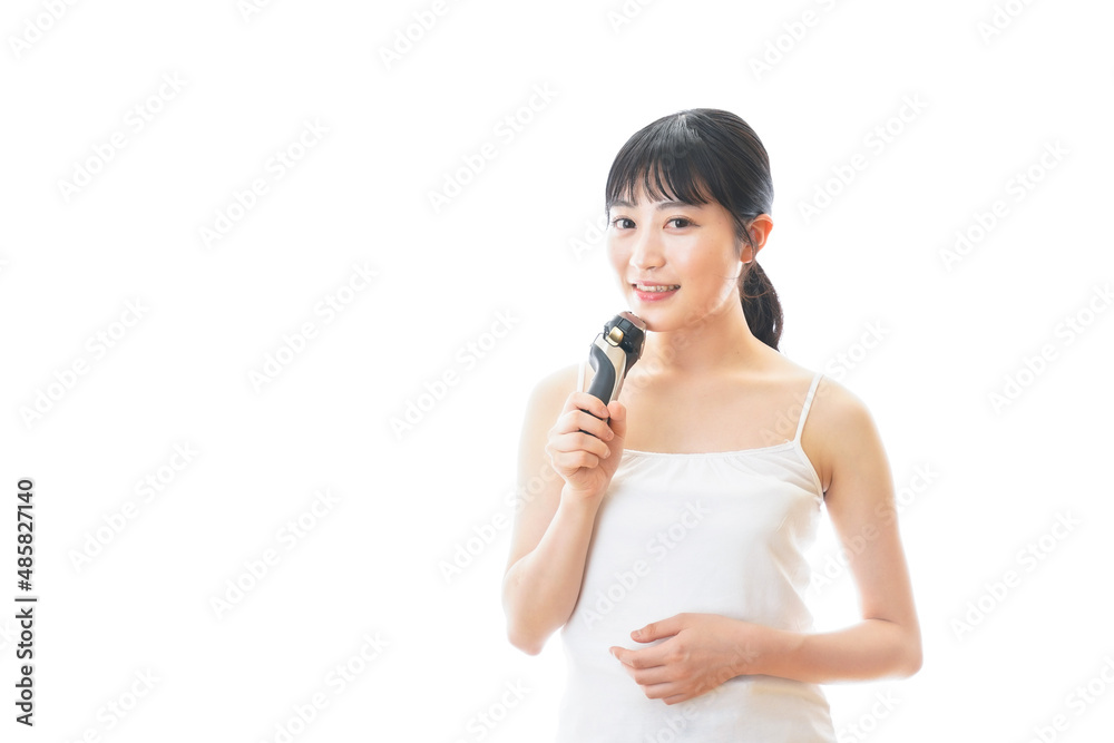 髭剃りを使う若い女性