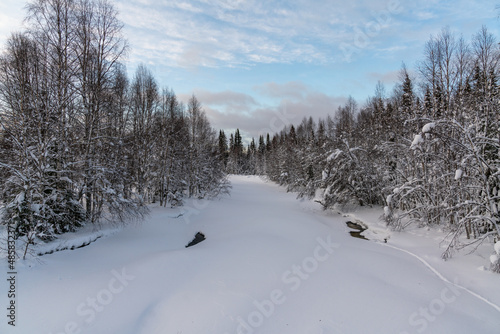 Gefrohrene Fluss im WInter in Skandinavien Lappland Finnland Iso-Syöte