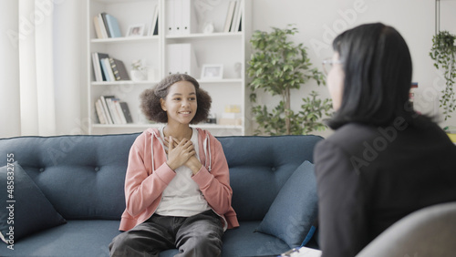 Foto Psychologist talking to happy teenager, adolescent counseling service, help