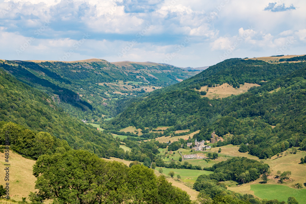 Panorama sur la vallée de la Maronne depuis l'esplanade de Barrouze à Salers - Cantal