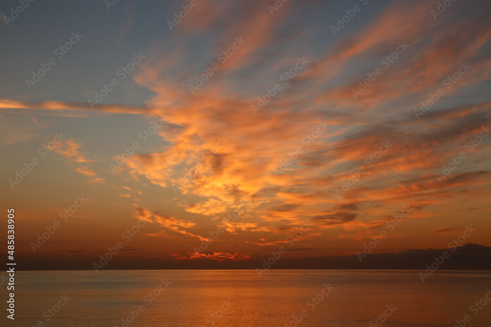 Espectaculares nubes de amanecer en el mar