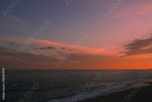 Nube de atardecer sobre el mar