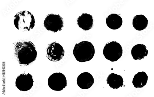 Set de trazos de pincel con pintura, trazos reales hechos a mano con formas redondas, circulares, conjunto de trazos vectoriales en color negro