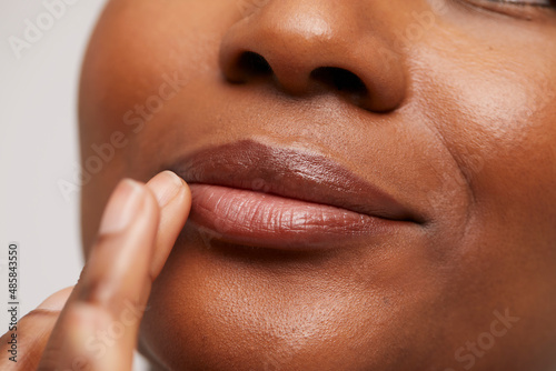 Foto Close-up of woman touching lips