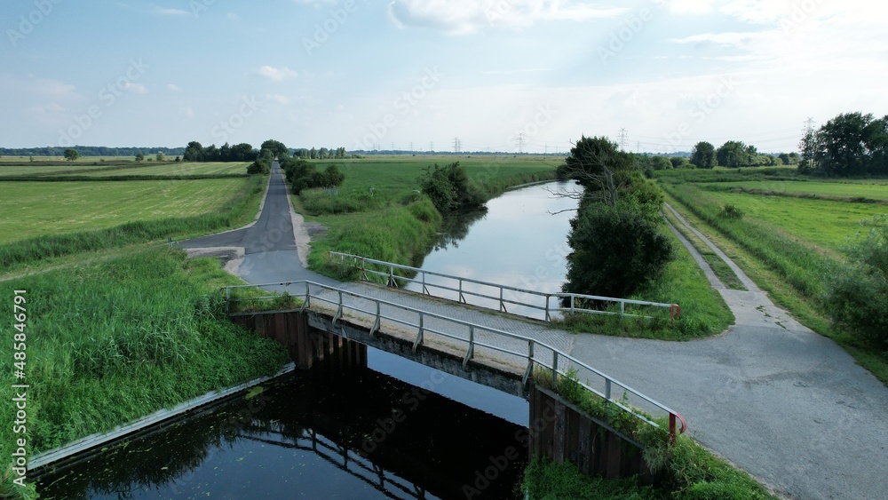 Fototapeta premium Kleine Brücke über einem Fluss