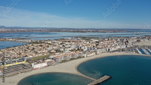 survol des plages et du port de Palavas-les-Flots, près de Montpellier en Occitanie dans le sud de la France © Lotharingia