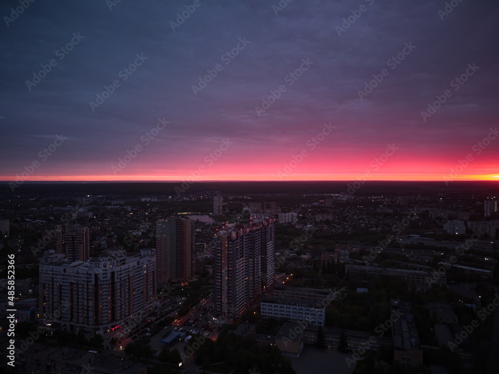 Φωτογραφία the city of kharkiv against the background of a red sunset sky aerial view