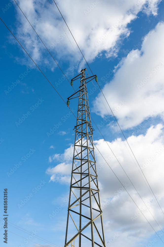 ligne haute tension à la campagne