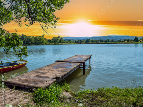 Bootssteg mit See im Sonnenuntergang