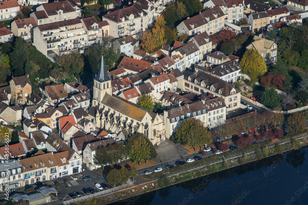 vue aérienne de la ville d'Andrésy dans les Yvelines en France