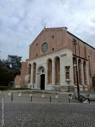 Uno scorcio della chiesa degli Eremitani e della piazza attigua in Padova Veneto Italia in una giornata invernale