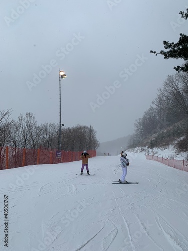 한국 강원랜드 하이원 리조트 하이원 스키장, 눈오는 날, 스키와 보드를 즐기는 사람들 / High1 Resort in Kangwon Land, Korea. High One Ski Resort. Snowy day. People who enjoy skiing and snowboarding. photo