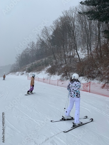 한국 강원랜드 하이원 리조트 하이원 스키장, 눈오는 날, 스키와 보드를 즐기는 사람들 / High1 Resort in Kangwon Land, Korea. High One Ski Resort. Snowy day. People who enjoy skiing and snowboarding. photo