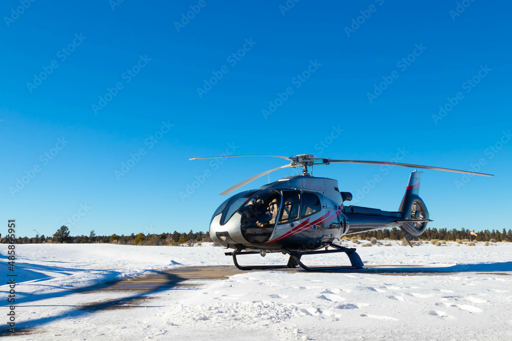 Obraz premium Isolated helicopter in snow landscape with clear blue sky