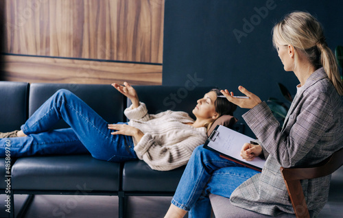 Tableau sur toile The psychoanalyst listens to and analyzes the story of a female patient lying on a couch