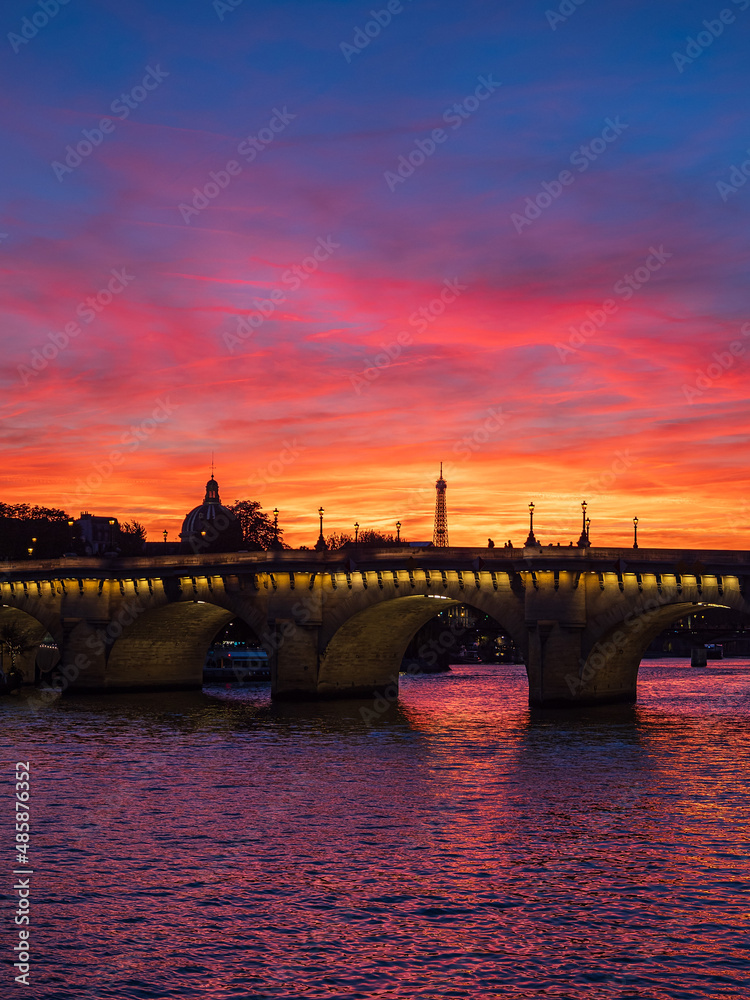 Blick auf die Brücke Pont Neuf im Sonnenuntergang in Paris, Frankreich