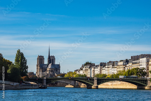 Blick auf eine Brücke und die Kathedrale Notre-Dame in Paris, Frankreich