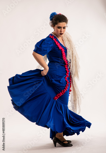 Chula Madrileña vestida de chulapa, traje típico del Chotis Madrileño.