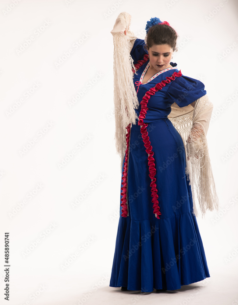 Chula Madrileña vestida de chulapa, traje típico del Chotis Madrileño.