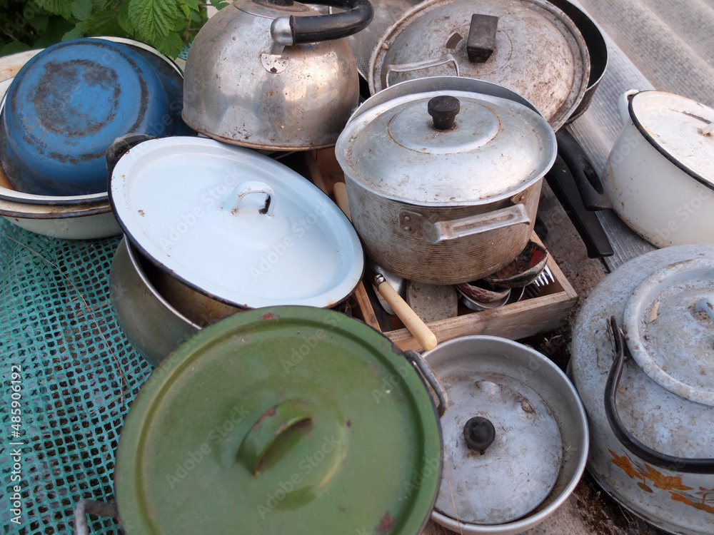 VARIOUS COOKWARE . Old Iron and iron-alloy cooking pots VARIOUS COOKWARE . Old Iron and iron-alloy cooking pots