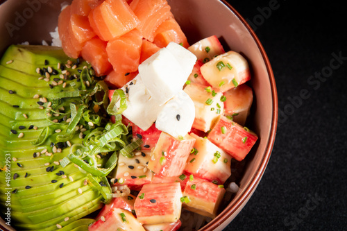 Fotografie salmon and crab gohan salad served in a bowl