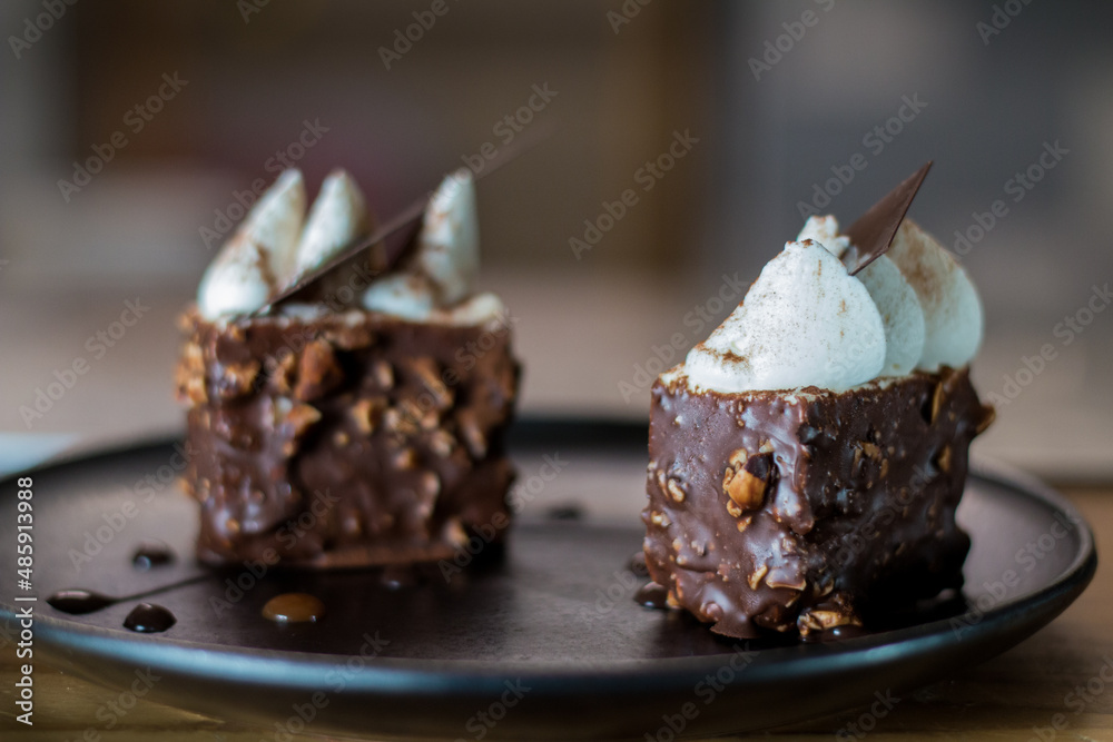 Dessert au chocolat avec éclat de noisettes Dessert au chocolat avec éclat de noisettes